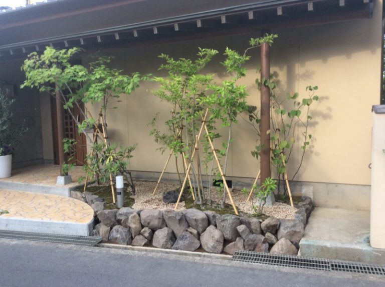 K邸の玄関前を植栽しました。 長野市でお庭のことなら塚田造園